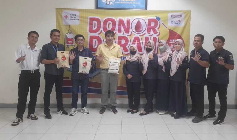  Manajemen Indomaret Cabang Tangerang II, berpose bersama relawan PMI Kabupaten Tangerang, usai gelar donor darah, Senin (28/08/2023)