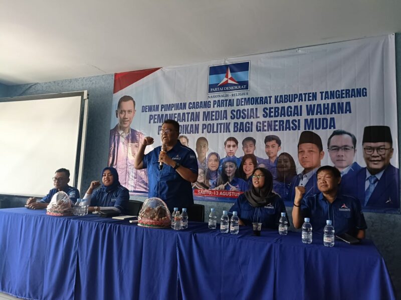 Ketua DPC Partai Demokrat Kabupaten Tangerang, M. Nawa Sahid Dimyati (Tengah)