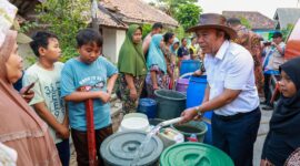 Pj Gubernur Banten Al Muktabar Saat Menyalurkan Bantuan Air Bersih 