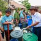 Pj Gubernur Banten Al Muktabar Saat Menyalurkan Bantuan Air Bersih 