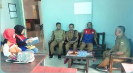 Tim Dinsos dan Komunitas relawan saat melakukan assesmen kepada keluarga PMI yang hilang kontak.
