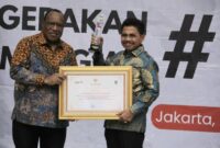 Wakil Walikota Tangerang H. Sachrudin Saat Menerima Penghargaan.