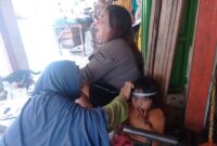 Relawan TPK Kecamatan Rangkasbitung saat memeriksa balita
