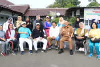  Sekretaris daerah (Sekda) Pemkab Tangerang Maesyal Rasyid  saat senam bersama dan pemeriksaan kesehatan bagi para lansia pensiunan Pemkab Tangerang dalam rangka menyambut Hari Kesehatan Nasional Ke-59 dan HUT Korpri ke-52.