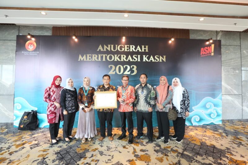 Kepala BKD Provinsi Banten Nana Supiana foto bersama usai menerima penghargaan dari Komisi Aparatur Sipil Negara  atau KASN, Kamis 7 Desember 2023/Adpim Pemprov Banten
