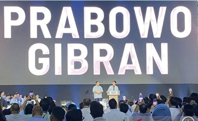 Pasangan calon presiden dan calon wakil presiden nomor urut 2 Prabowo Subianto-Gibran Rakabuming Raka berpidato di Istora Senayan, Jakarta.