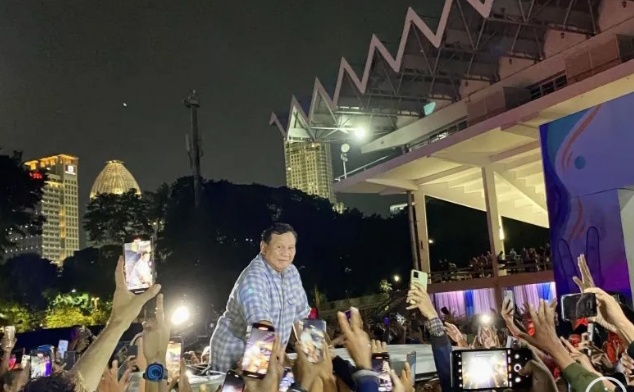 Calon Presiden RI Prabowo Subianto menyalami pendukung dari mobilnya usai berpidato di Istora Senayan.