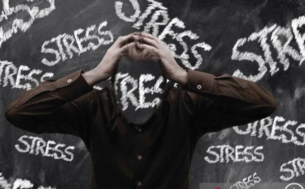 Ilustras orang yang mengalami stress.