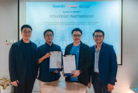 Keterangan Foto: Arman Masagung (CEO & Co-Founder OpenIn), Diko Aldillah Patiwiri (General Manager Data Solutions, Insight as a Service, Telkomsel MSIGHT), Pradana Dyaksa (CPO & Co-Founder OpenIn), dan Bayu Seto (Partner of Living Lab Ventures) secara simbolis menandatangani kemitraan strategis antara OpenIn (New Ventures Program of LLV) dengan Telkomsel MSIGHT di Living Lab Ventures, Green Office Park (GOP) 9, BSD City.