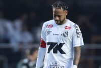SAO PAULO, BRAZIL - AUGUST 17: Neymar of Santos reacts during a Brasileirao 2025 match between Santos and Vasco da Gama at MorumBIS Stadium on August 17, 2025 in Sao Paulo, Brazil.  (Photo by Alexandre Schneider/Getty Images)