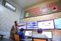 Kepala Pelaksana BPBD Kota Tangerang Mahdiar memberikan arahan kepada petugas operator di Ruang Command Center BPBD Kota Tangerang, Banten, Selasa 21/10/25