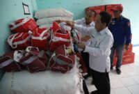 Kepala Dinas Sosial Kota Tangerang Mulyani (tengah) bersama Sekretaris Dinas Sosial Feriyansyah (kiri) tengah memantau kondisi pasokan logistik di gudang logistik kantor Dinas Sosial Kota Tangerang, Banten, Rabu (3/12/25)