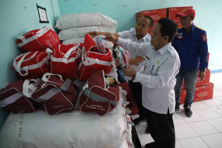 Kepala Dinas Sosial Kota Tangerang Mulyani (tengah) bersama Sekretaris Dinas Sosial Feriyansyah (kiri) tengah memantau kondisi pasokan logistik di gudang logistik kantor Dinas Sosial Kota Tangerang, Banten, Rabu (3/12/25)
