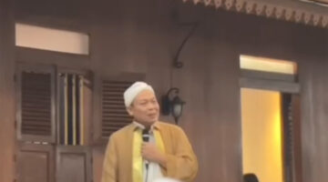 Pesan Menyentuh Abah Entoh di Tengah Lautan Jamaah